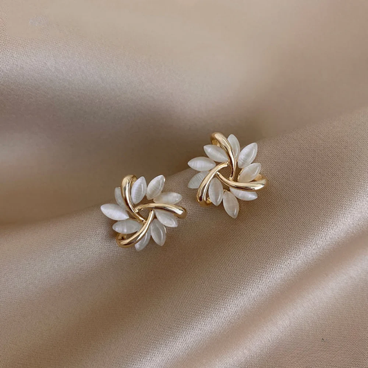 Aretes Flor Nácar Chapa de Oro 14K